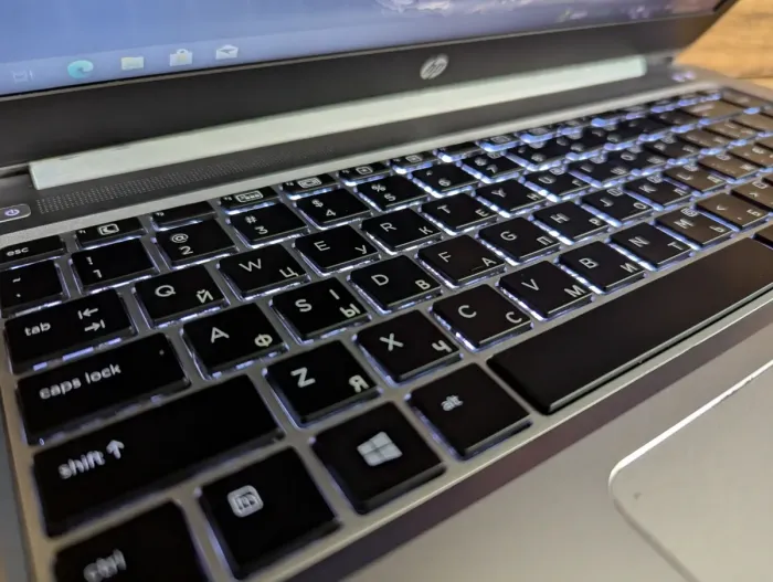 Ультрабук HP EliteBook Folio 1040 G3 / 14" (1920x1080) IPS / Intel Core i5-6300U (2 (4) ядра по 2.4 - 3.0 GHz) / 8 GB DDR4 / 256 GB SSD / Intel HD Graphics 520 / WebCam / TouchID / Windows 10 б/в - зображення 6