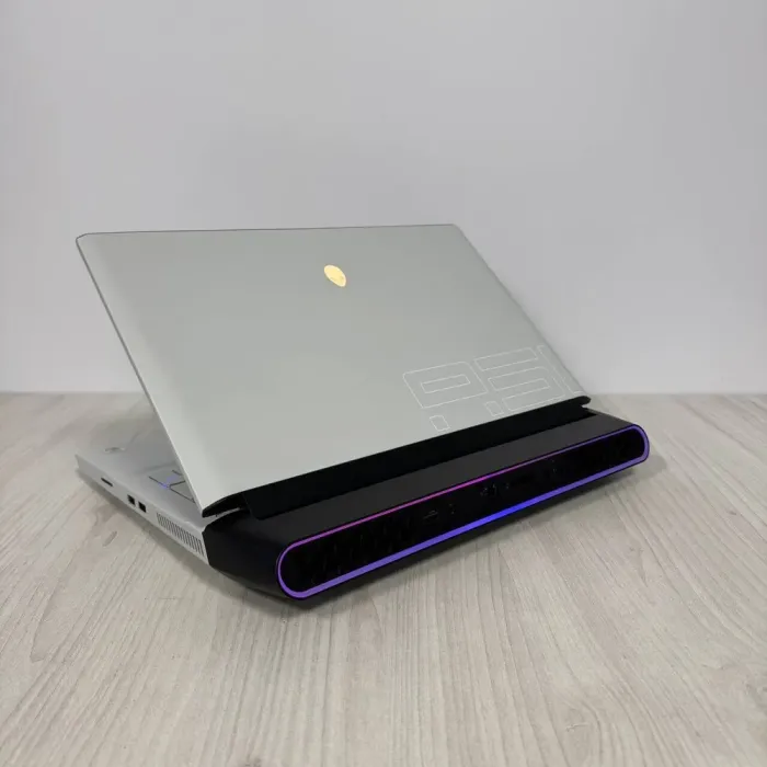 Ігровий ноутбук Dell Alienware Area 51M R2 / 17,3" (1920x1080) IPS / Intel Core i7-10700 (8 (16) ядер по 2,9 - 4,8 ГГц) / 16 ГБ DDR4 / 512 ГБ SSD NVMe / nVidia GeForce RTX 2070 Super, 8 ГБ GDDR6, 256-біт / WebCam б/в - зображення 6