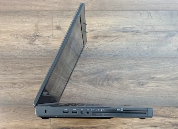 Ігровий ноутбук Dell Precision M6800 / 17.3" (1920x1080) IPS / Intel Core i7-4800MQ (4 (8) ядра по 2.7 - 3.7 GHz) / 8 GB DDR3 / 128 GB SSD / AMD Radeon HD 8950M, 2 GB GDDR5, 128-bit / WebCam б/в - зображення 4