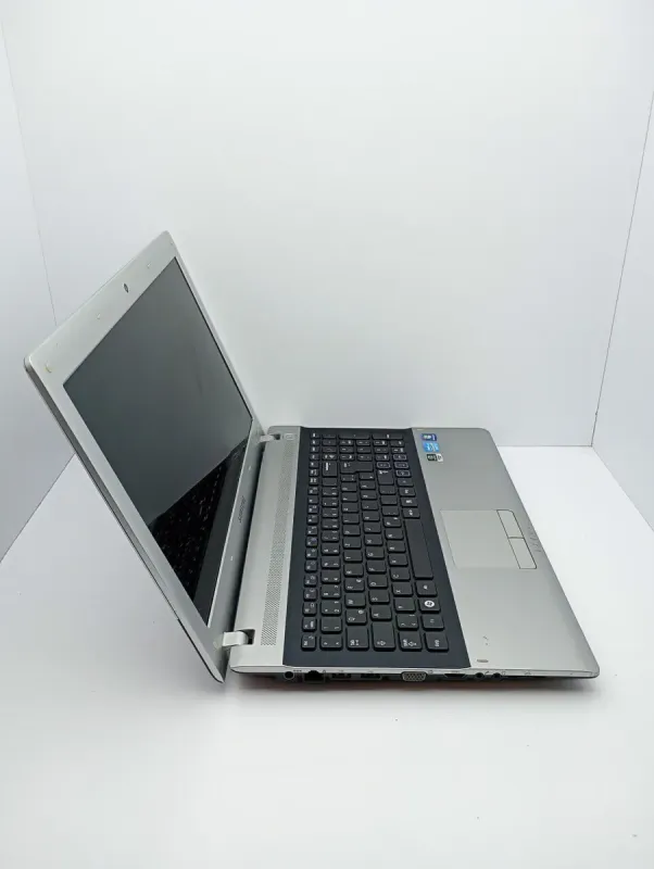 Ноутбук Samsung RV520 / 15.6" (1366x768) TN / Intel Core i5-2410M (2 (4) ядра по 2.3 - 2.9 GHz) / 8 GB DDR3 / 500 GB HDD / nVidia GeForce GT 540M, 1 GB GDDR3, 64-bit / WebCam б/в - зображення 4