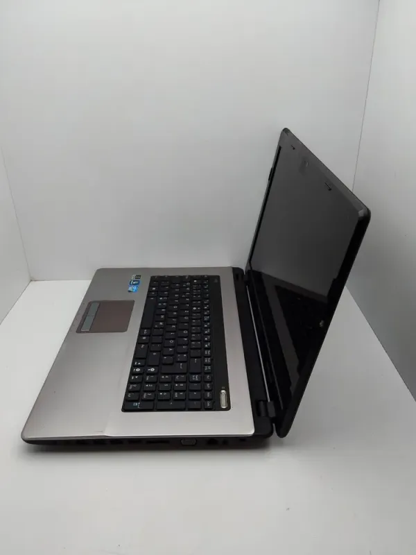 Ноутбук Asus K73SV / 17.3" (1600x900) TN / Intel Core i5-2410M (2 (4) ядра по 2.3 - 2.9 GHz) / 6 GB DDR3 / 750 GB HDD / nVidia GeForce GT 540M, 1 GB GDDR3, 128-bit / WebCam б/в - зображення 6