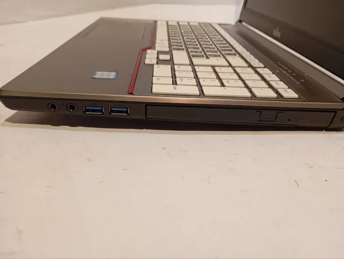 Ноутбук Fujitsu LifeBook E756 / 15.6'' (1366x768) TN / Intel Core i5-6300U (2 (4) ядра по 2.4 - 3.0 GHz) / 8 GB DDR4 / 256 GB SSD / Intel HD Graphics 520 / WebCam / DVD-RW б/в - зображення 7