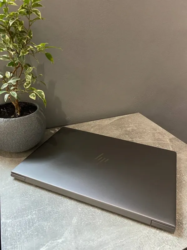 Мобільна робоча станція HP ZBook 15u G5 / 15.6" (1920x1080) TN / Intel Core i7-8550U (4 (8) ядра по 1.8 - 4.0 GHz) / 16 GB DDR4 / 256 GB SSD M.2 / AMD Radeon Pro WX 3100, 2 GB DDR5, 128-bit / WebCam / Win 10 б/в - зображення 3