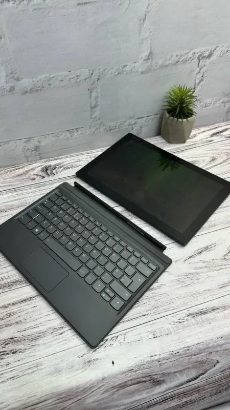 Нетбук Lenovo MIIX 520-12IKB / 12.2" (1920x1080) IPS Touch / Intel Core i5-8250U (4 (8) ядра по 1.6 - 3.4 GHz) / 8 GB DDR4 / 256 GB SSD / Intel UHD Graphics 620 / WebCam б/в - зображення 3