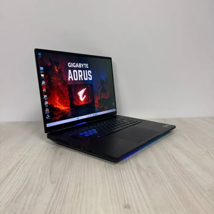 Ігровий ноутбук Б-клас Gigabyte Aorus Master 16 BZH / 16" (2560x1600) IPS / Intel Core Ultra 9 275HX (24 ядра по 2.1 - 5.4 GHz) / 32 GB DDR5 / 2000 GB SSD NVMe / nVidia GeForce RTX 5090, 24 GB GDDR7, 256-bit / WebCam б/в - зображення 4