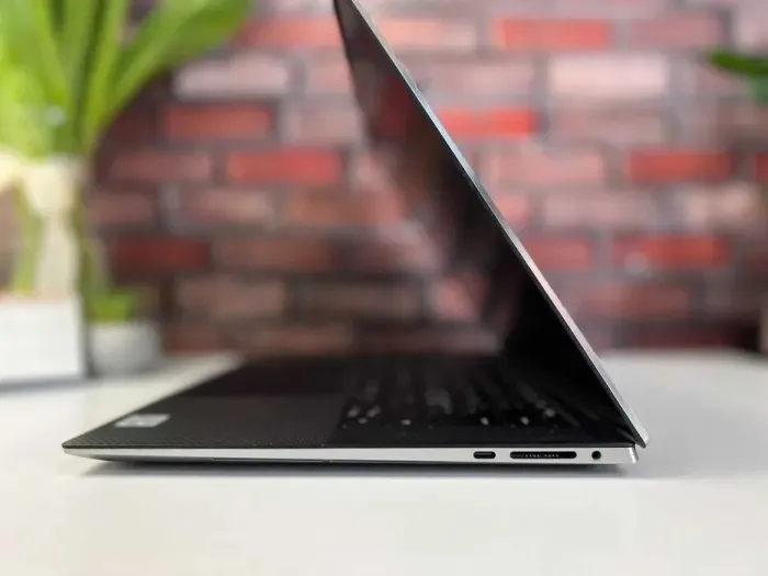 Мобільна робоча станція Dell Precision 5550 / 15.6" (1920x1080) IPS / Intel Core i9-10885H (8 (16) ядер по 2.4 - 5.1 GHz) / 32 GB DDR4 / 512 GB SSD M.2 / nVidia Quadro T2000, 4 GB GDDR5, 128-bit / WebCam / Win 11 Pro б/в - зображення 5