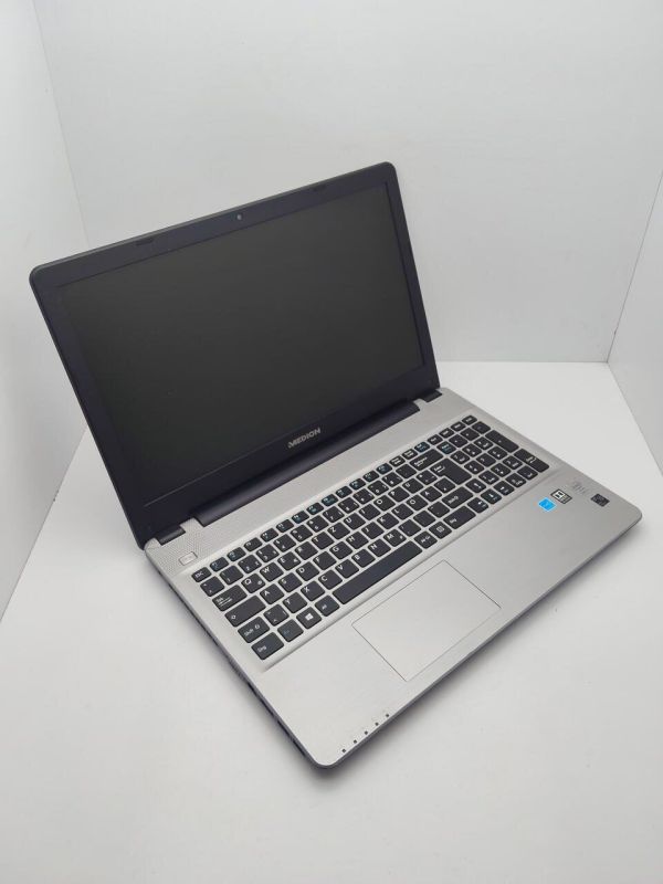 Ноутбук Б-клас Acer Medion E6418 / 15.6" (1366x768) TN / Intel Core i5-5257U (2 (4) ядра по 2.7 - 3.1 GHz) / 6 GB DDR3 / 120 GB SSD / Intel Iris Graphics 6100 / WebCam / DVD-ROM / АКБ не тримає б/в - зображення 4