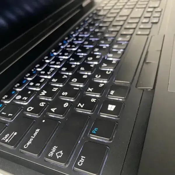 Ігровий ноутбук Dell Latitude 5591 / 15.6" (1920x1080) IPS / Intel Core i5-8400H (4 ядра по 2.5 - 4.2 GHz) / 16 GB DDR4 / 512 GB SSD / nVidia GeForce MX130, 2 GB GDDR5, 64-bit / WebCam / HDMI / SIM б/в - зображення 6