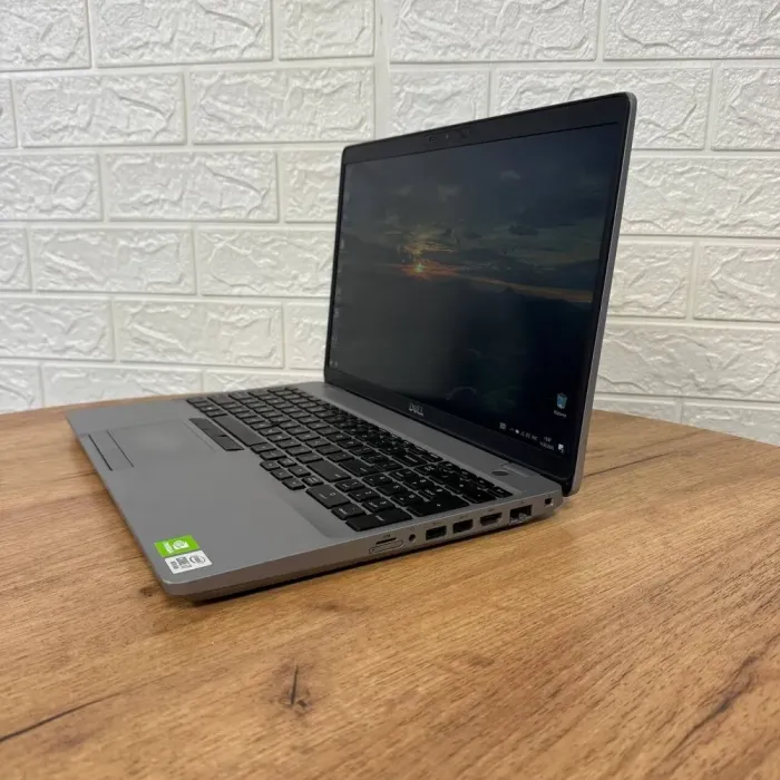 Мобільна робоча станція Б-клас Dell Precision 3551 / 15.6" (1920x1080) IPS / Intel Core i7-10850H (6 (12) ядра по 2.7 - 5.1 GHz) / 16 GB DDR4 / 512 GB SSD / nVidia Quadro P620, 4 GB GDDR5, 128-bit / WebCam б/в - зображення 5