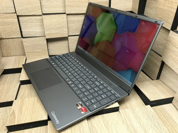 Ультрабук Gatewey GWNR 71539-BK / 15.6" (1920x1080) IPS / AMD Ryzen 7 3700U (4 (8) ядра по 2.3 - 4.0 GHz) / 16 GB DDR4 / 256 GB SSD / AMD Radeon RX Vega 10 Graphics / WebCam б/в - зображення 2