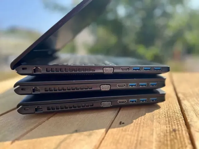 Ноутбук Fujitsu LifeBook A555 / 15.6" (1366x768) TN / Intel Core i5-5200U (2 (4) ядра по 2.2 - 2.7 GHz) / 8 GB DDR3 / 256 GB SSD / Intel HD Graphics 5500 / WebCam / Windows 10 б/в - зображення 3