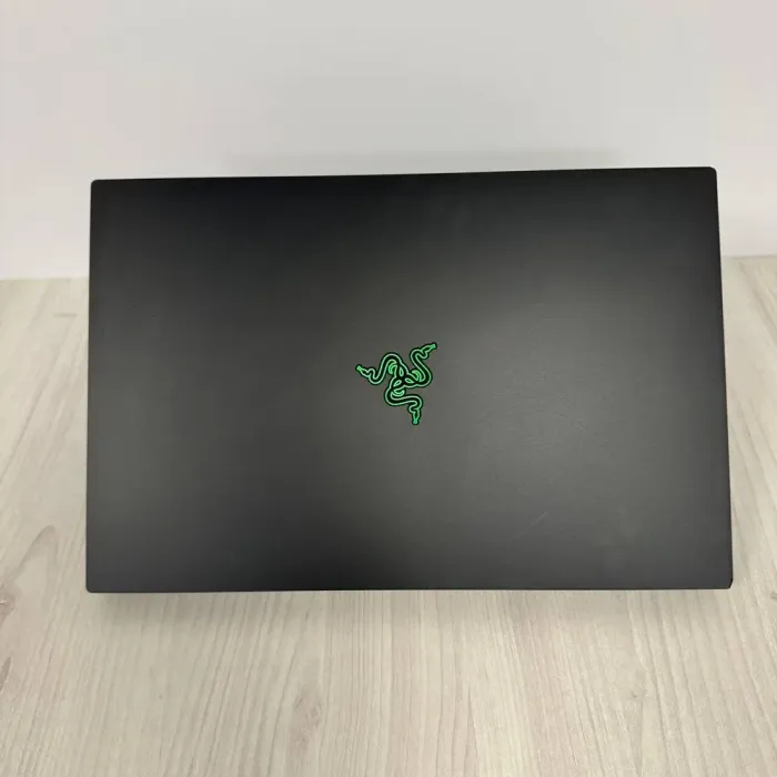 Ігровий ноутбук Б-клас Razer Blade 17 RZ09-0314 / 17.3" (1920x1080) IPS / Intel Core i7-9750H (6 (12) ядер по 2.6 - 4.5 GHz) / 16 GB DDR4 / 1000 GB SSD NVMe / nVidia GeForce RTX 2070 Max-Q, 8 GB GDDR6, 256-bit / WebCam б/в - зображення 3