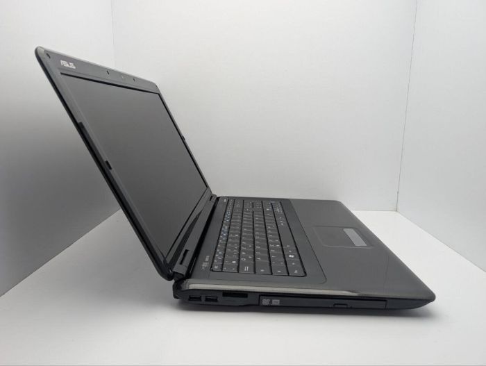 Ноутбук Asus X70I / 17.3" (1600x900) TN / Intel Pentium T4300 (2 ядра по 2.1 GHz) / 4 GB DDR2 / 500 GB HDD / nVidia GeForce GT 220M, 1 GB GDDR2, 128-bit / WebCam / DVD-ROM б/в - зображення 4