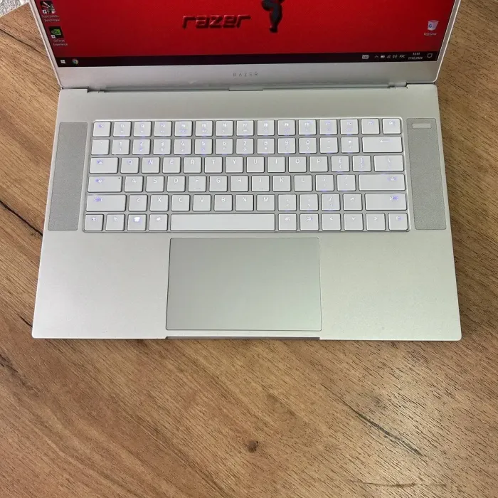 Ігровий ноутбук Б-клас Razer Blade 15 RZ09-0301 Silver / 15.6" (1920x1080) IPS / Intel Core i7-9750H (6 (12) ядер по 2.6 - 4.5 GHz) / 16 GB DDR4 / 512 GB SSD / nVidia GeForce RTX 2070 Max-Q, 8 GB GDDR6, 256-bit / WebCam б/в - зображення 7