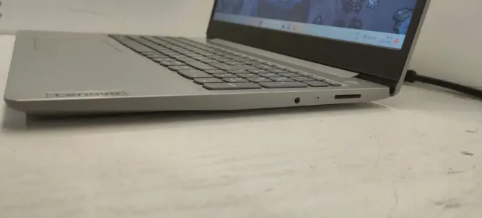 Ігровий ноутбук Lenovo IdeaPad / 15.6" TN / Intel Core i3-1005G1 (2(4) ядра по 1.2-3.4GHz) / 8GB DDR4 / 256GB SSD / GeForce MX330, 2GB GDDR5, 64bit / WebCam / АКБ NEW б/в - зображення 5