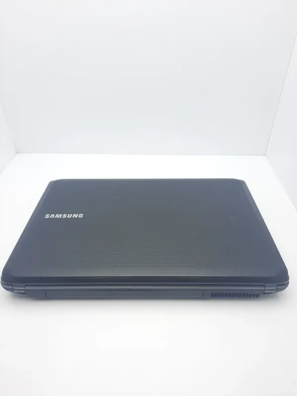 Ноутбук Б-клас Samsung R530 / 15.6" (1366x768) TN / Intel Pentium T4500 (2 ядра по 2.0 GHz) / 4 GB DDR3 / 120 GB SSD / Intel HD Graphics / WebCam б/в - зображення 5