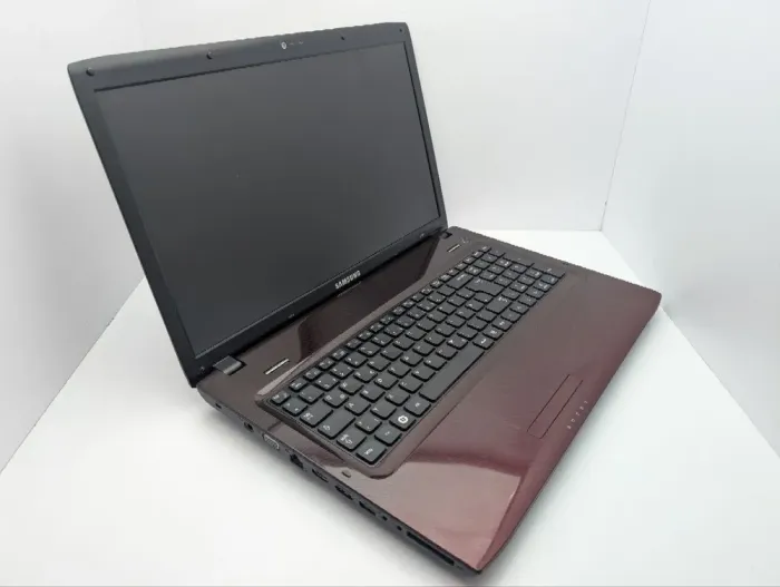 Ноутбук Samsung R780 / 17.3" (1600x900) TN / Intel Core i3-350M (2 (4) ядра по 2.2 GHz) / 6 GB DDR3 / 500 GB HDD / nVidia GeForce GT 330M, 1 GB GDDR3, 128-bit / WebCam / DVD-ROM б/в - зображення 6