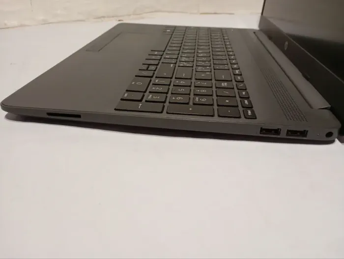 Ноутбук Б-клас HP 255 G8 / 15.6" (1366x768) TN / AMD Athlon Silver 3050U (2 ядра по 2.3 - 3.2 GHz) / 8 GB DDR4 / 256 GB SSD / AMD Radeon Graphics / WebCam + USB-флешка 64 GB б/в - зображення 5