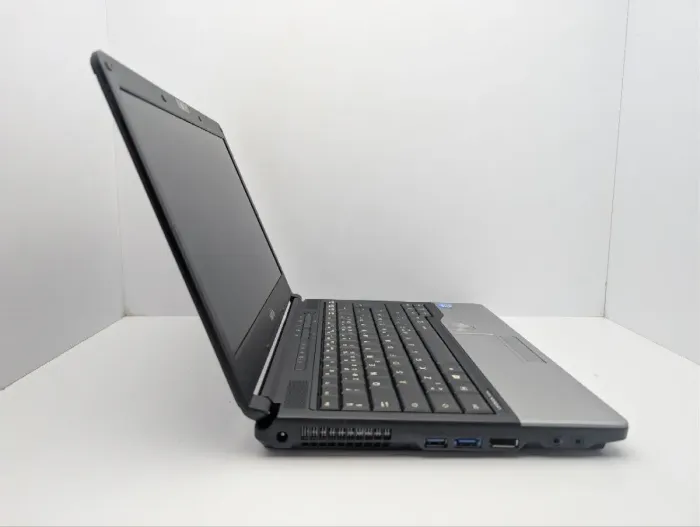 Ноутбук Fujitsu LifeBook S792 / 13.3" (1366x786) TN / Intel Core i7-3612QM (4 (8) ядра по 2.1 - 3.1 GHz) / 8 GB DDR3 / 640 GB HDD / Intel HD Graphics 4000 / WebCam б/в - зображення 3