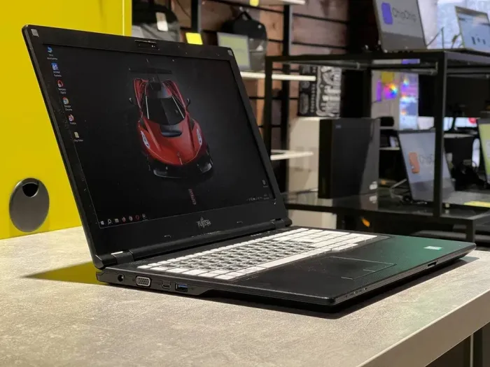 Ультрабук Fujitsu Lifebook E559 / 15.6" (1920x1080) IPS / Intel Core i7-8550U (4 (8) ядра по 1.8 - 4.0 GHz) / 16 GB DDR4 / 240 GB SSD / Intel UHD Graphics 620 / WebCam / 3G б/в - зображення 3