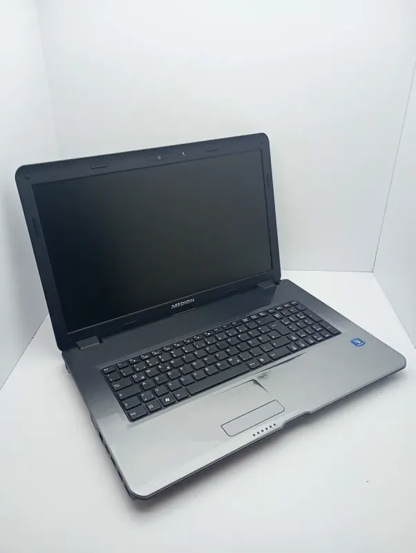 Ноутбук Б-клас Medion Akoya P7624 / 17.3" (1600х900) TN / Intel Core i3-2350M (2 (4) ядра по 2.3 GHz) / 6 GB DDR3 / 500 GB HDD / nVidia GeForce GT 630M, 1 GB DDR3, 128-bit / WebCam / АКБ не тримає б/в - зображення 3