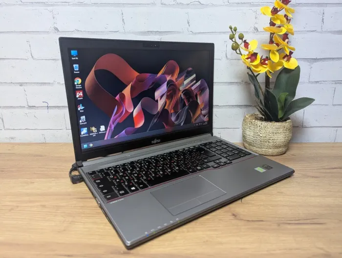 Ноутбук Б-клас Fujitsu LifeBook E754 / 15.6" (1366x768) TN / Intel Core i5-4300M (2 (4) ядра по 2.6 - 3.3 GHz) / 8 GB DDR3 / 128 GB SSD / Intel HD Graphics 4600 / WebCam / Без АКБ б/в - зображення 2