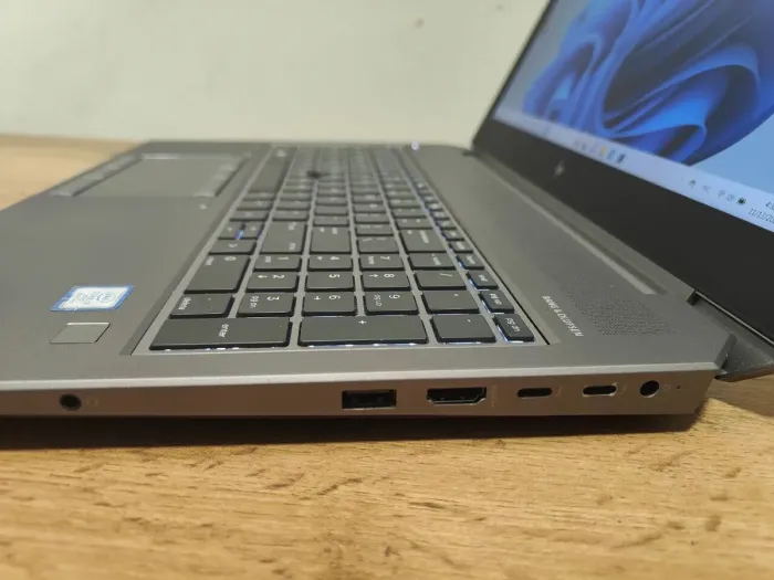 Мобільна робоча станція HP ZBook 15 G5 / 15.6" (1920x1080) IPS / Intel Core i7-8850H (6 (12) ядер по 2.6 - 4.3 GHz) / 32 GB DDR4 / 500 GB SSD / nVidia Quadro P1000, 4 GB GDDR5, 256-bit / WebCam / TouchID / Windows 10 Pro б/в - зображення 9