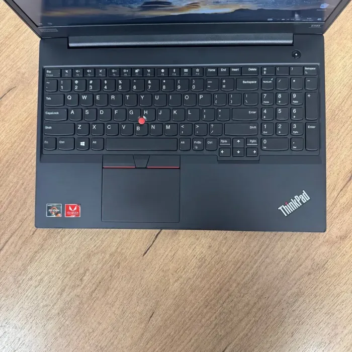 Ноутбук Б-клас Lenovo ThinkPad E585 / 15.6" (1920x1080) IPS / AMD Ryzen 5 2500U (4 (8) ядра по 2.0 - 3.6 GHz) / 8 GB DDR4 / 256 GB SSD NVMe / AMD Radeon Vega 8 Graphics / WebCam б/в - зображення 7