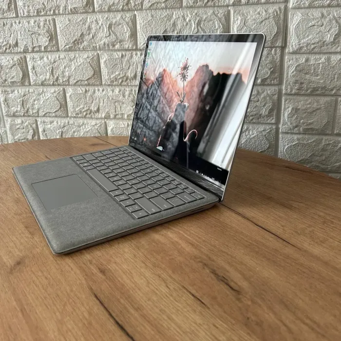 Ультрабук Б-клас Microsoft Surface Laptop / 13.5" (2256x1504) IPS / Intel Core i5-7200U (2 (4) ядра по 2.5 - 3.1 GHz) / 4 GB DDR4 / 256 GB SSD / Intel HD Graphics 620 / WebCam б/в - зображення 5