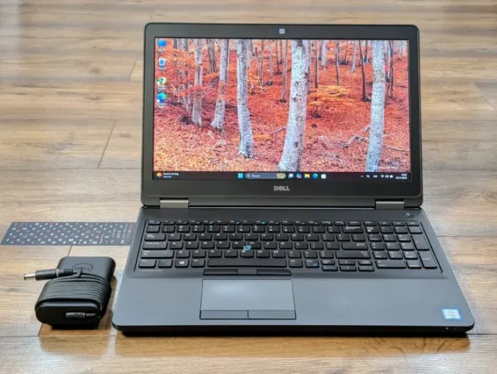 Ноутбук Б-клас Dell Latitude 5570 / 15.6" (1366x768) TN / Intel Core i5-6440HQ (4 ядра по 2.6 - 3.5 GHz) / 8 GB DDR4 / 256 GB SSD / Intel HD Graphics 530 / WebCam б/в - зображення 2