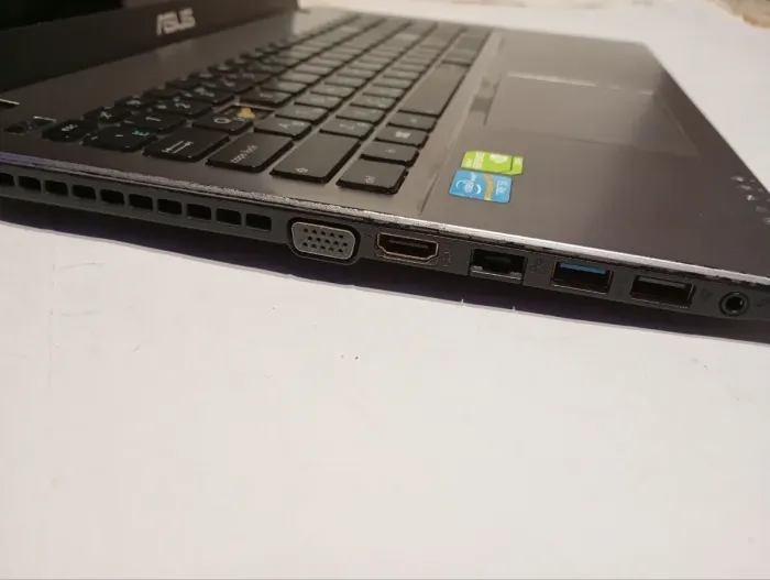 Ноутбук Б-клас Asus X550C / 15.6" (1366x768) TN / Intel Core i3-3217U (2 (4) ядра по 1.8 GHz) / 6 GB DDR3 / 750 GB HDD / nVidia GeForce GT 720M, 2 GB GDDR3, 64-bit / WebCam / DVD-ROM / АКБ не тримає б/в - зображення 4