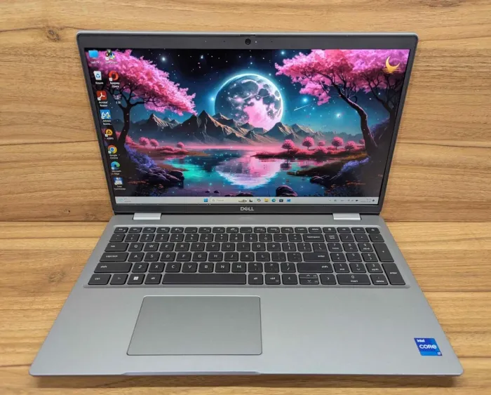 Ультрабук Dell Latitude 5530 / 15.6" (1920x1080) IPS / Intel Core i7-1265U (10 (12) ядер по 3.6 - 4.8 GHz) / 16 GB DDR4 / 512 GB SSD / Intel Iris Xe Graphics eligible / WebCam / Windows 11 б/в - зображення 2