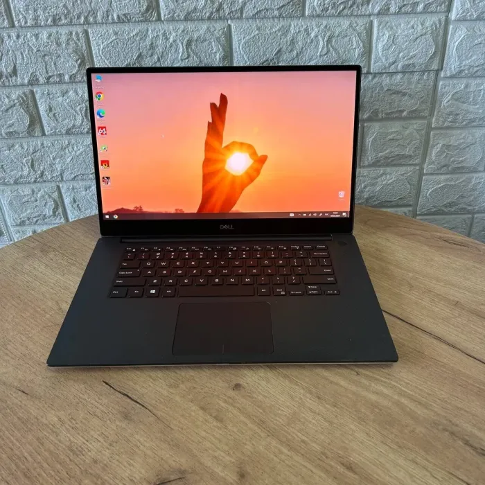 Мобільна робоча станція Б-клас Dell Precision 5540 / 15.6" (3840x2160) IPS Touch / Intel Xeon E-2276M (6 (12) ядер по 2.8 - 4.7 GHz) / 16 GB DDR4 / 512 GB SSD / nVidia Quadro T1000, 4 GB GDDR5, 128-bit / WebCam б/в - зображення 2