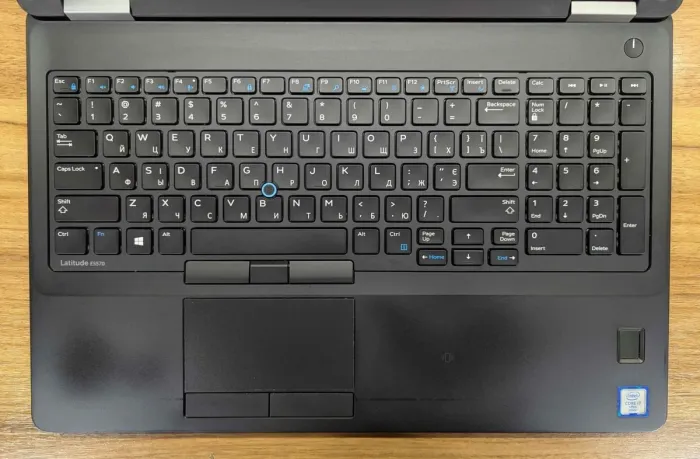 Ноутбук Б-клас Dell Latitude E5570 / 15.6" (1920x1080) IPS / Intel Core i7-6820HQ (4 (8) ядра по 2.7 - 3.6 GHz) / 16 GB DDR4 / 512 GB SSD / AMD Radeon R7 M370, 2 GB GDDR5, 128-bit / WebCam / TouchID / Windows 10 б/в - зображення 4