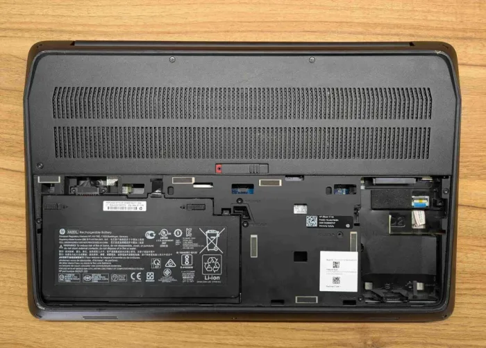 Мобільна робоча станція Б-клас HP zBook 17 G4 / 17.3" (1920x1080) IPS / Intel Xeon E3-1535M v6 (4 (8) ядра по 3.1 - 4.2 GHz) / 32 GB DDR4 / 512 GB SSD / nVidia Quadro P4000, 8 GB GDDR5, 256-bit / WebCam / Fingerprint / Windows 10 б/в - зображення 4