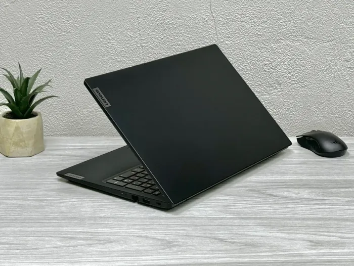 Ультрабук Lenovo V15 G3 / 15.6" (1920x1080) TN / Intel Core i5-1235U (10 (12) ядер по 3.3 - 4.4 GHz) / 16 GB DDR4 / 512 GB SSD M.2 / Intel Iris Xe Graphics / WebCam / Win 11 Home б/в - зображення 5