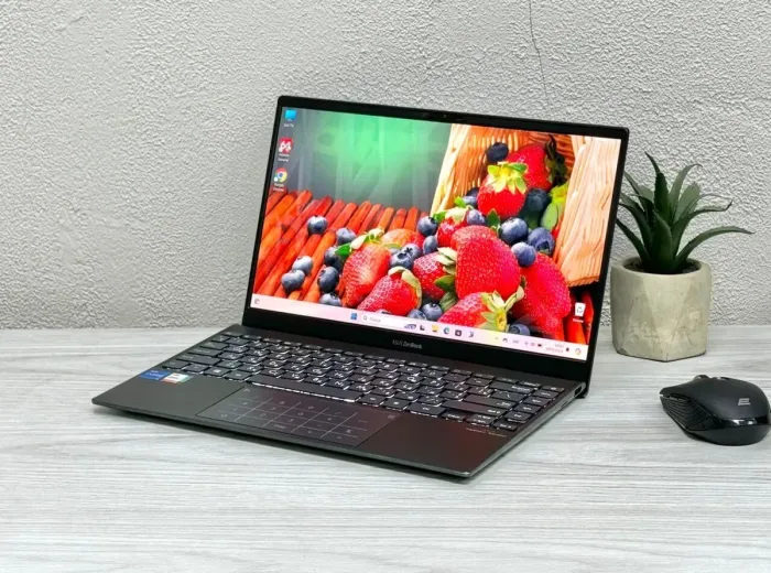 Ультрабук Asus ZenBook UX325E / 13.3" (1920x1080) OLED / Intel Core i5-1135G7 (4 (8) ядра по 2.4 - 4.2 GHz) / 8 GB DDR4 / 256 GB SSD M.2 / Intel Iris Xe Graphics / WebCam / Win 11 Home б/в - зображення 4