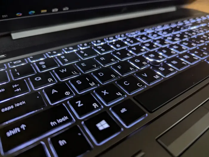 Ноутбук робоча станція HP zBook 15 G5 / 15.6" (1920x1080) IPS / Intel Core i5-8300H (4 (8) ядра по 2.3 - 4.0 GHz) / 16 GB DDR4 / 480 GB SSD / Intel UHD Graphics 630 / WebCam / TouchID / Windows 10 б/в - зображення 6