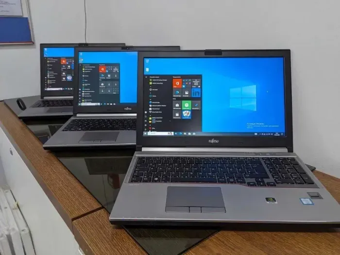 Мобільна робоча станція Fujitsu Celsius H770 / 15.6" (1920x1080) IPS / Intel Xeon E3-1505M v6 (4 (8) ядра по 3.0 - 4.0 GHz) / 32 GB DDR4 / 512 GB SSD M.2 / nVidia Quadro M2200, 4 GB GDDR5, 128-bit / WebCam / Win 10 Pro б/в - зображення 2