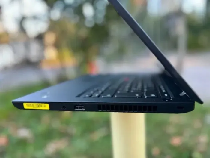 Ультрабук Lenovo ThinkPad L490 / 14" (1920x1080) IPS / Intel Core i3-8145U (2 (4) ядра по 2.1 - 3.9 GHz) / 8 GB DDR4 / 512 GB SSD M.2 / Intel UHD Graphics / WebCam / Windows 10 б/в - зображення 5