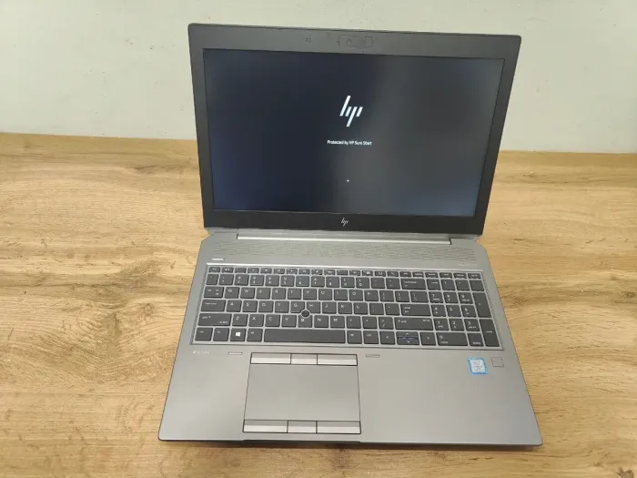 Мобільна робоча станція HP ZBook 15 G5 / 15.6" (1920x1080) IPS / Intel Core i7-8850H (6 (12) ядер по 2.6 - 4.3 GHz) / 32 GB DDR4 / 500 GB SSD / nVidia Quadro P1000, 4 GB GDDR5, 256-bit / WebCam / TouchID / Windows 10 Pro б/в - зображення 2