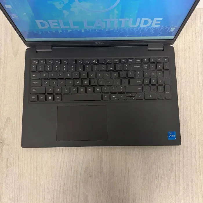 Ноутбук Б-клас Dell Latitude 3520 / 15.6" (1366x768) TN / Intel Core i5-1135G7 (4 (8) ядра по 2.4 - 4.2 GHz) / 8 GB DDR4 / 256 GB SSD / Intel Iris Xe Graphics / WebCam б/в - зображення 3