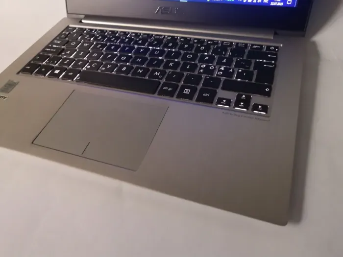 Ультрабук Asus ZenBook UX31LA / 13.3'' (1600x900) TN / Intel Core i5-4200U (2 (4) ядра по 1.6 - 2.6 GHz) / 4 GB DDR3 / 128 GB SSD / Intel HD Graphics 4400 / WebCam / micro HDMI / Win 10 Pro б/в - зображення 4