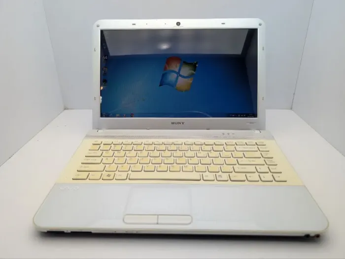 Ноутбук Sony VPCEA / 14" (1366x768) TN / Intel Core i3-350M (2 (4) ядра по 2.2 GHz) / 6 GB DDR3 / 320 GB HDD / Intel HD Graphics / WebCam / DVD-ROM б/в - зображення 2