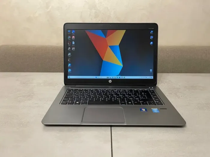 Ультрабук HP EliteBook Folio 1040 G1 / 14" (1600x900) TN / Intel Core i5-4310U (2 (4) ядра по 2.0 - 3.0 GHz) / 8 GB DDR3 / 256 GB SSD / Intel HD Graphics 4400 / DisplayPort / 4G LTE б/в - зображення 2