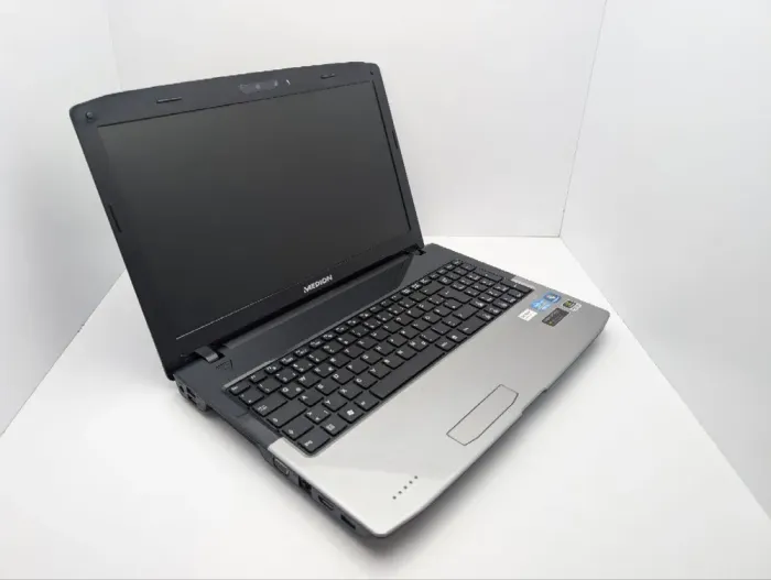Ноутбук Medion Akoya P6812 / 15.6" (1366x768) TN / Intel Core i3-2330M (2 (4) ядра по 2.2 GHz) / 6 GB DDR3 / 750 GB HDD / nVidia GeForce GT 555M, 1 GB GDDR3, 128-bit / WebCam / АКБ не тримає б/в - зображення 6