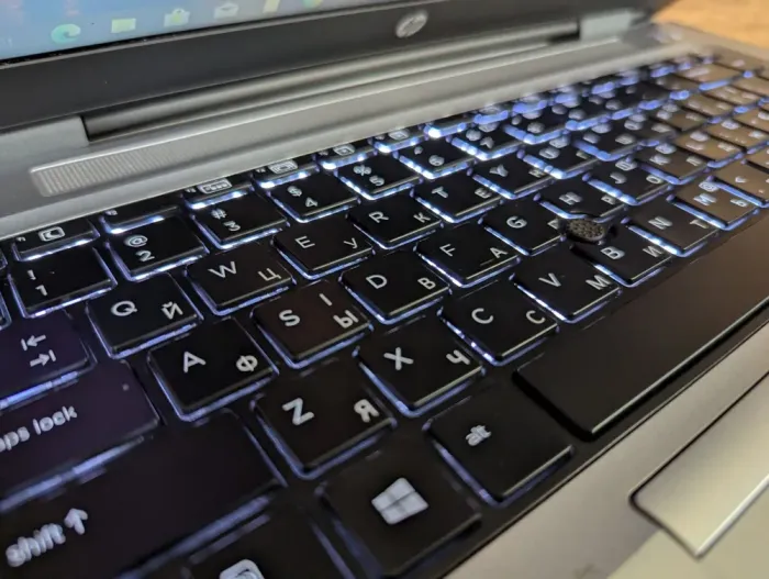 Ноутбук HP ProBook 640 G2 / 14" (1920x1080) IPS / Intel Core i7-6600U (2 (4) ядра по 2.6 - 3.4 GHz) / 8 GB DDR4 / 240 GB SSD / Intel HD Graphics 520 / WebCam / TouchID / Windows 10 б/в - зображення 6