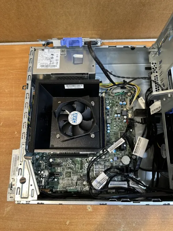 Комп'ютер Lenovo ThinkCentre M700 SFF / Intel Core i5-6500 (4 ядра по 3.2 - 3.6 GHz) / 8 GB DDR4 / no HDD / Intel HD Graphics 530 / 210W / DVD-RW / DisplayPort б/в - зображення 15