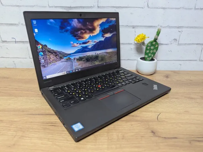Нетбук Б-клас Lenovo ThinkPad X270 / 12.5" (1366x768) TN / Intel Core i5-6300U (2 (4) ядра по 2.4 - 3.0 GHz) / 8 GB DDR4 / 256 GB SSD / Intel HD Graphics 520 / WebCam / Два АКБ б/в - зображення 3