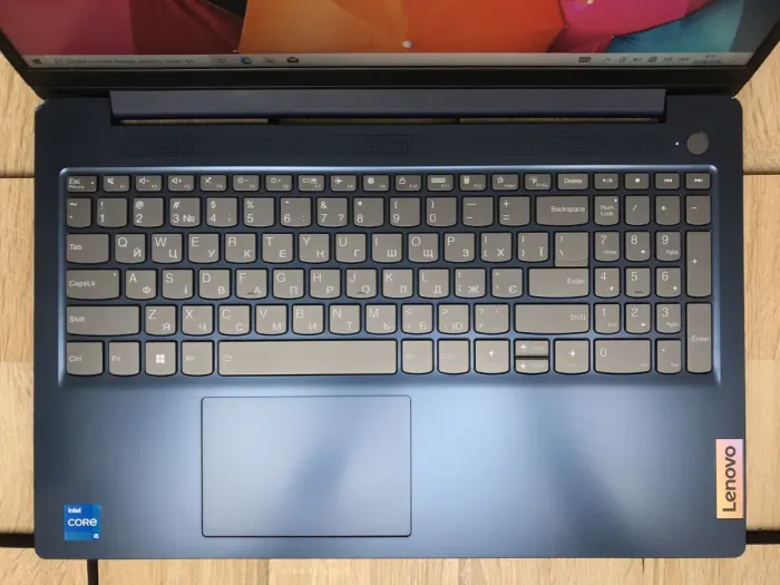 Ноутбук Б-клас Lenovo IdeaPad Slim 3 15IRU8 / 15.6" (1920x1080) IPS Touch / Intel Core i5-1335U (10 (12) ядра по 3.4 - 4.6 GHz) / 8 GB DDR4 / 256 GB SSD M.2 / Intel Iris Xe Graphics / WebCam б/в - зображення 4